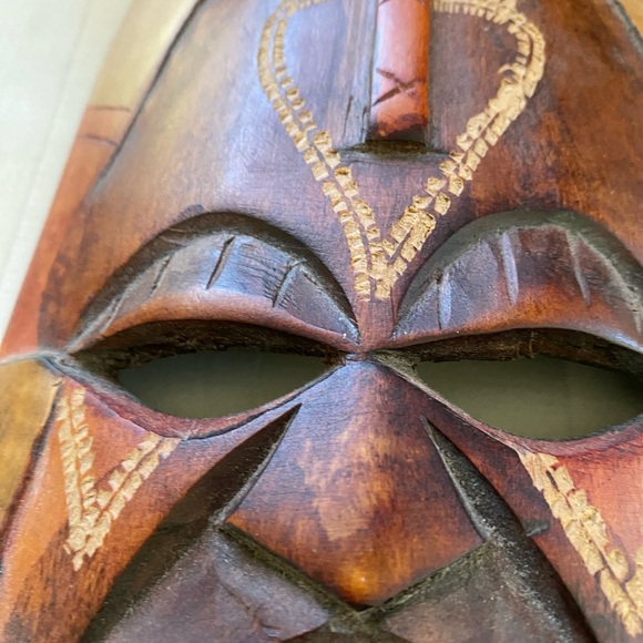 Hand carved and painted Wooden Tribal Mask - Picture 6 of 6